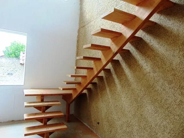 Escada de madeira